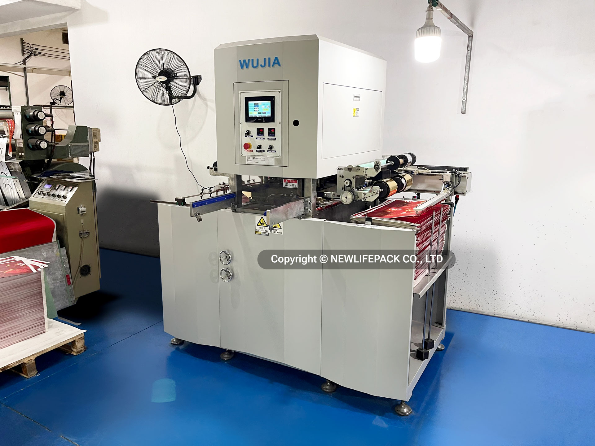 Hiệu Ứng Ép Kim — Ngôn Ngữ của Sự Sang Trọng